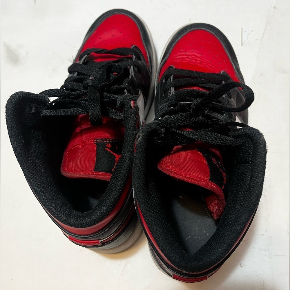 Nike Air Jordan 1 AJ1 Mid GS Bred Toe Black Red Wht Shoes Sz 6Y Women 8 Flaws - Picture 4 of 12
